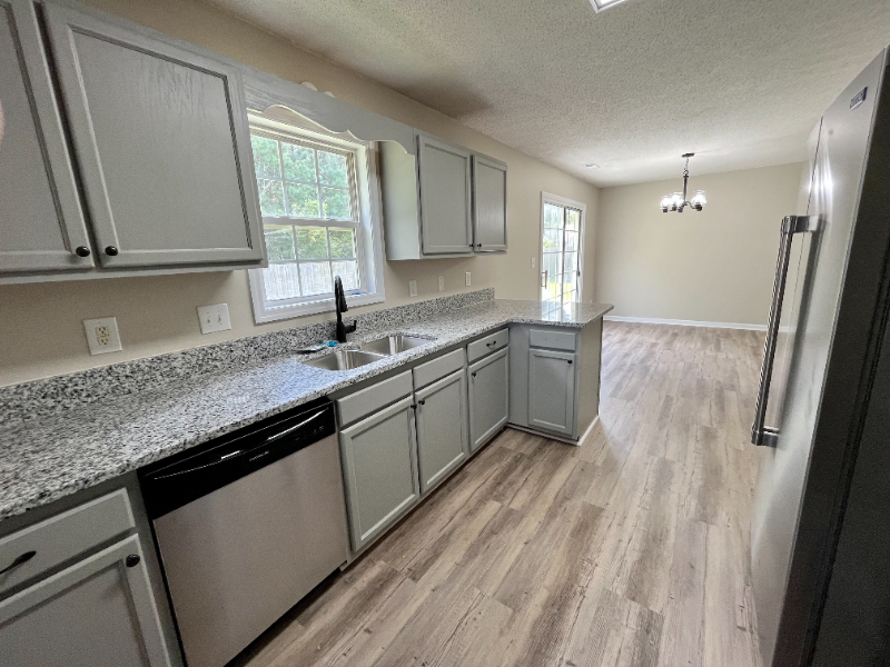 127 Daphne Dr - Photo 3 of 10