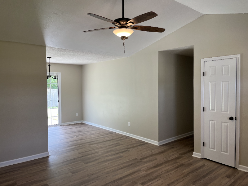 127 Daphne Dr - Photo 4 of 10