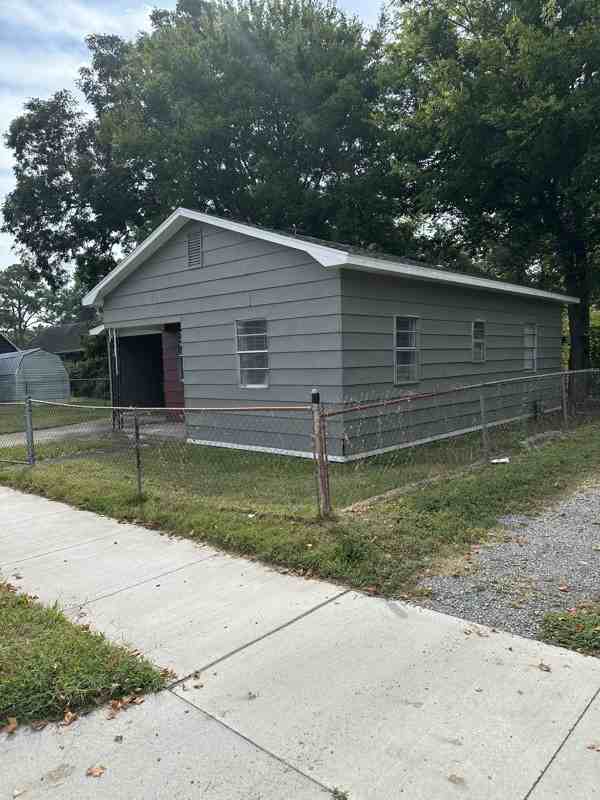 717 Jefferson Ave - Photo 2 of 10