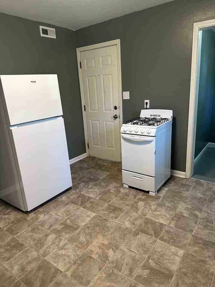 717 Jefferson Ave - Photo 6 of 10