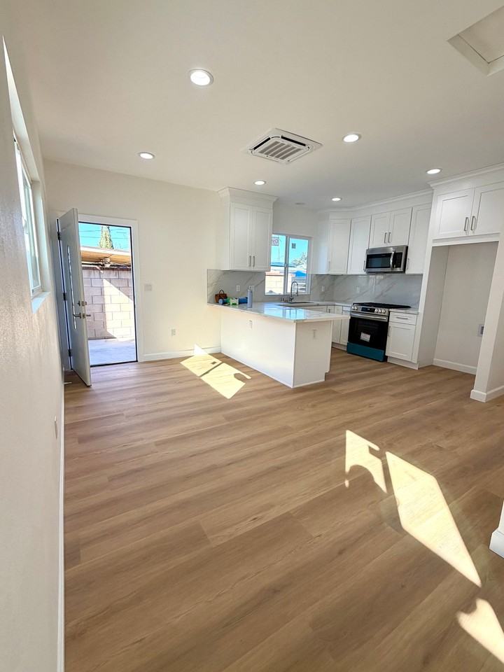 625 W Woodcrest Ave #B - Photo 4 of 9