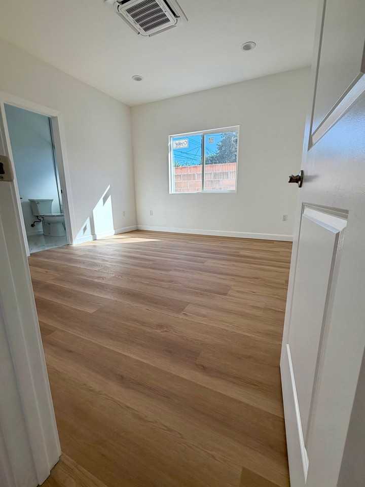 625 W Woodcrest Ave #B - Photo 7 of 9