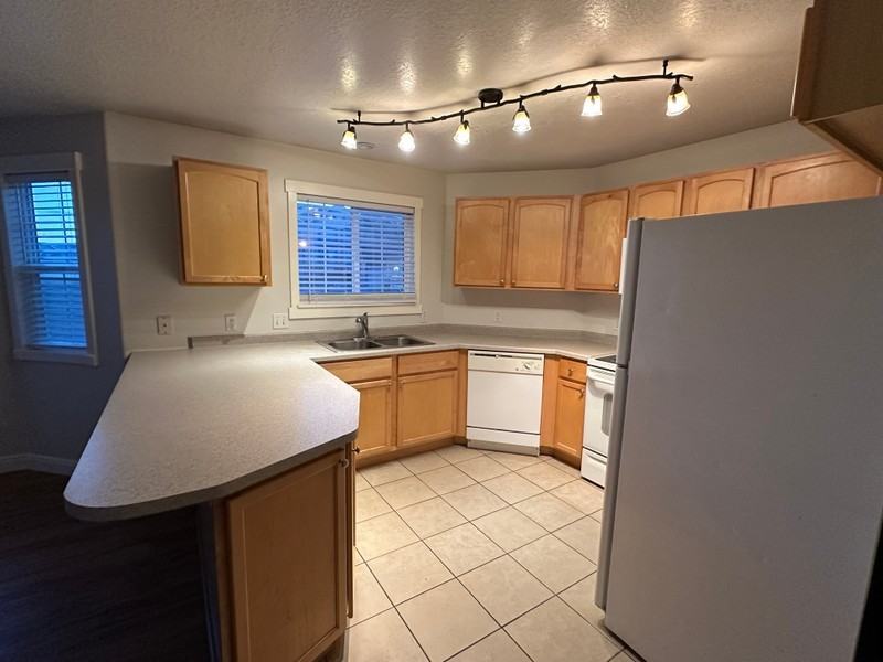 160 W Daybreak Ln - Photo 2 of 31