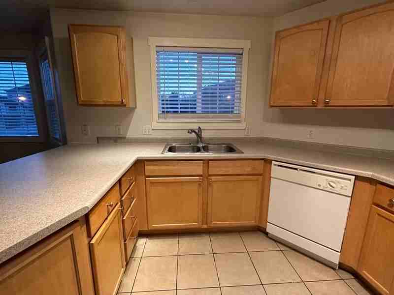 160 W Daybreak Ln - Photo 4 of 31
