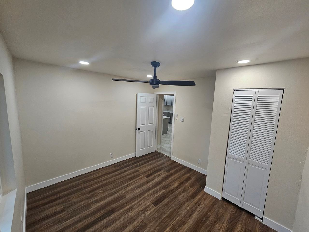 709 Clinton St - Photo 7 of 8