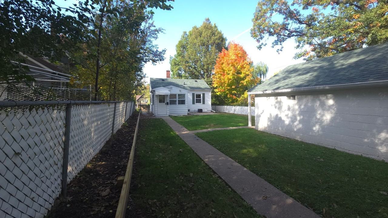 910 25th St - Photo 3 of 15