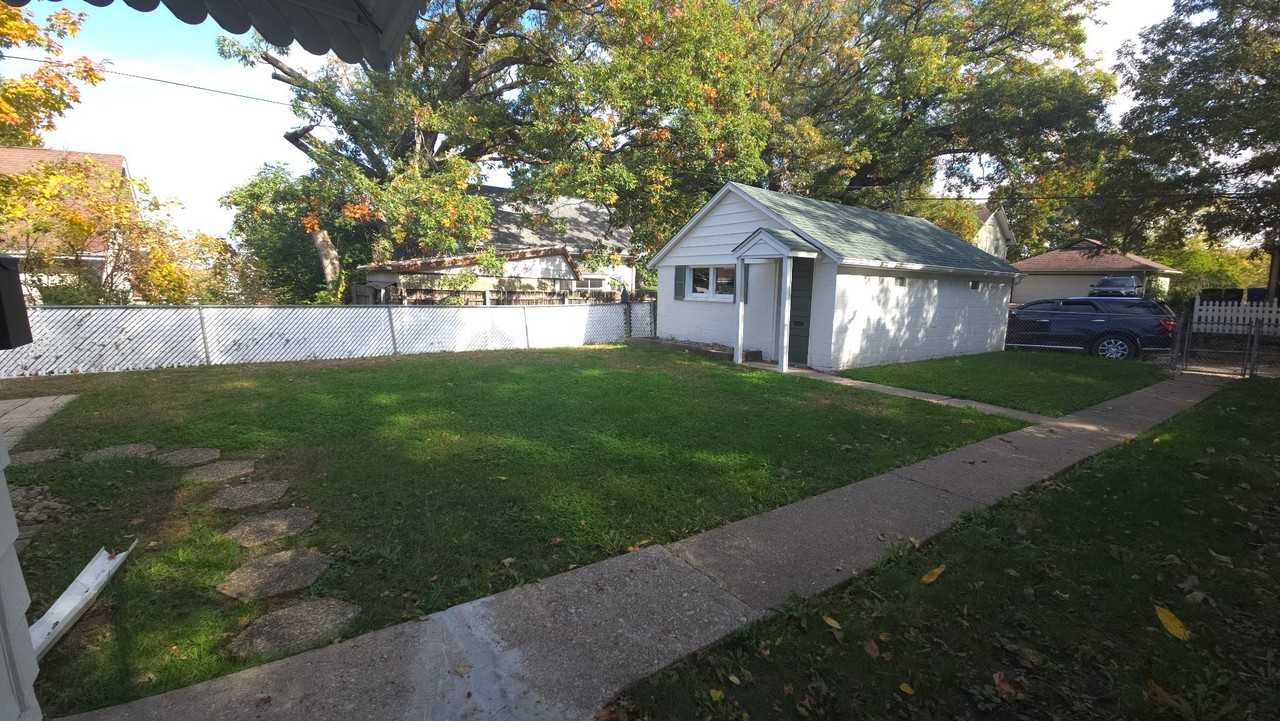 910 25th St - Photo 4 of 15
