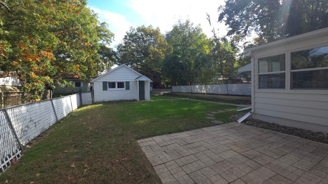 910 25th St - Photo 5 of 15