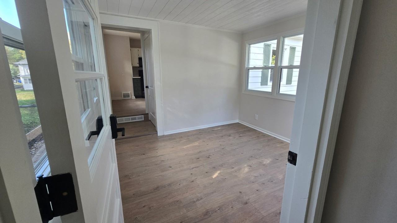 910 25th St - Photo 7 of 15