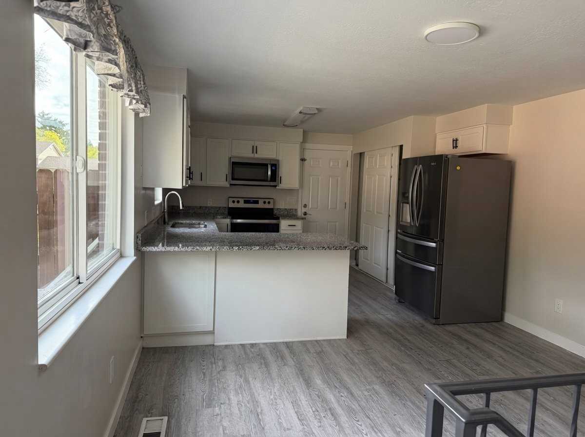 1562 Tyler Ave - Photo 4 of 13