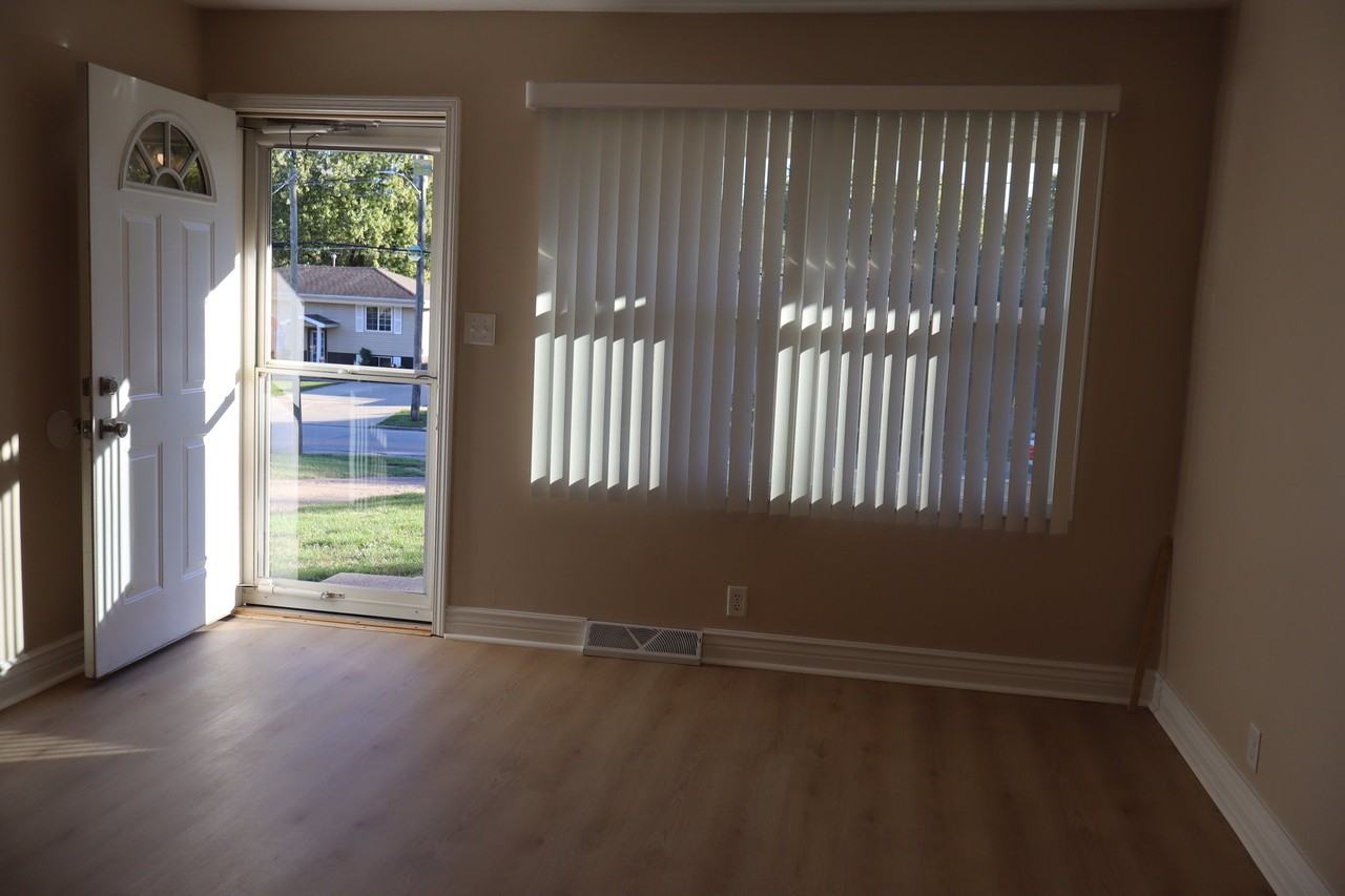 402 E Watrous Ave - Photo 5 of 20