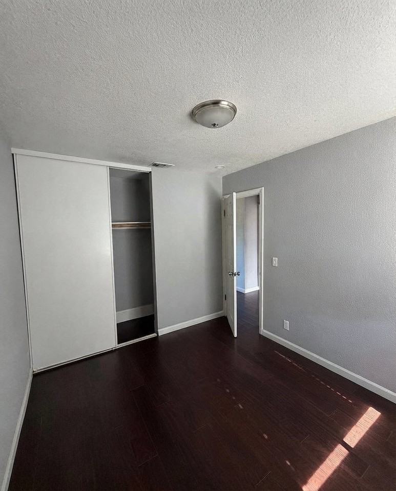 333 Colonial Cir - Photo 3 of 7
