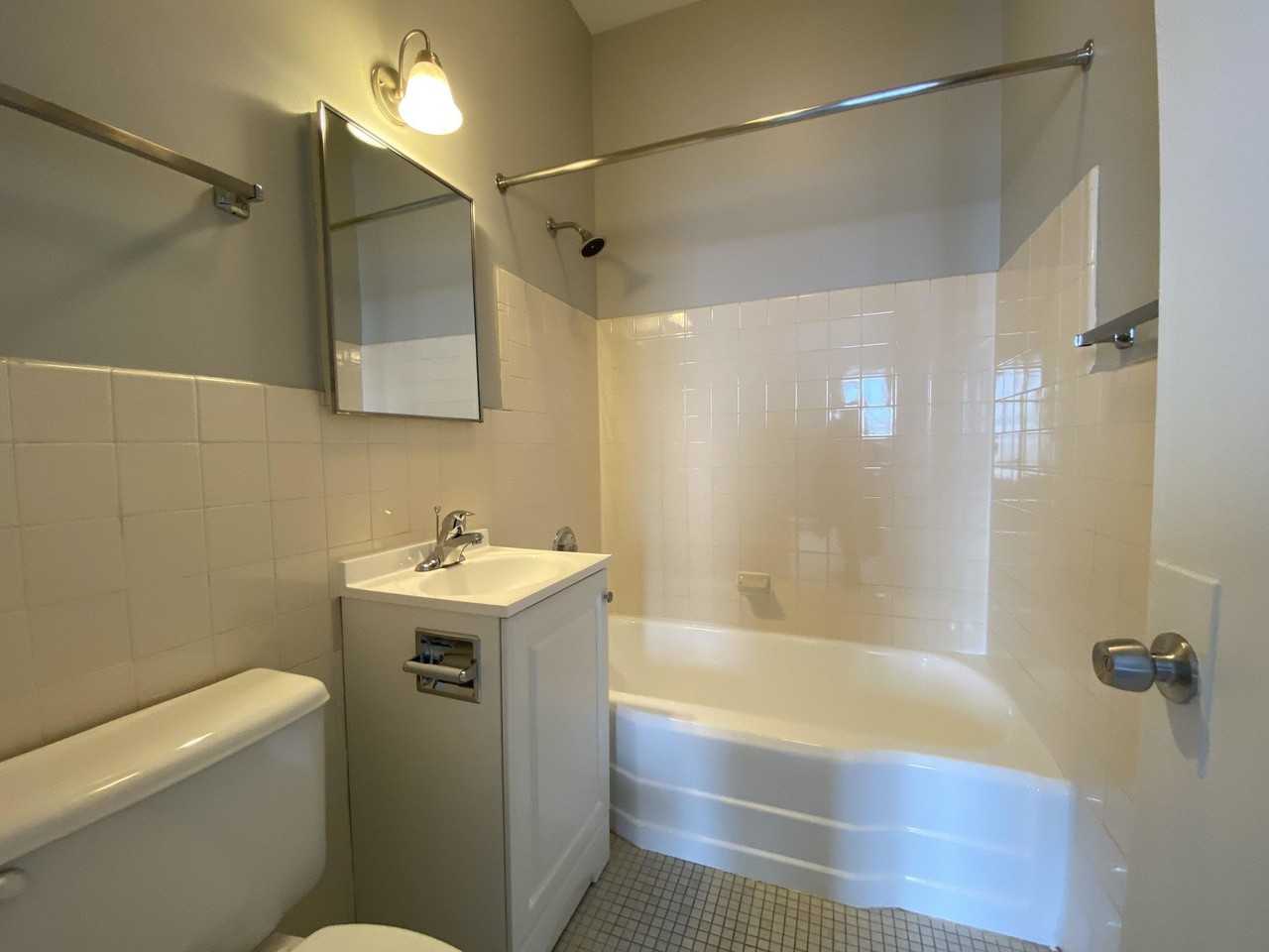 2133 N Clark St - Photo 3 of 11