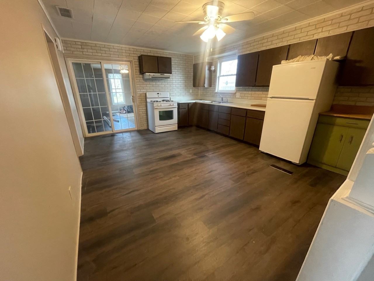 434 S Church St - Photo 3 of 16