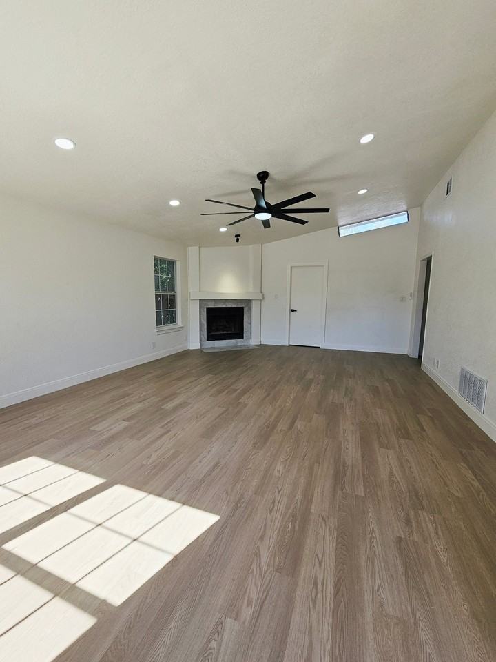 323 Cresham Dr - Photo 2 of 10