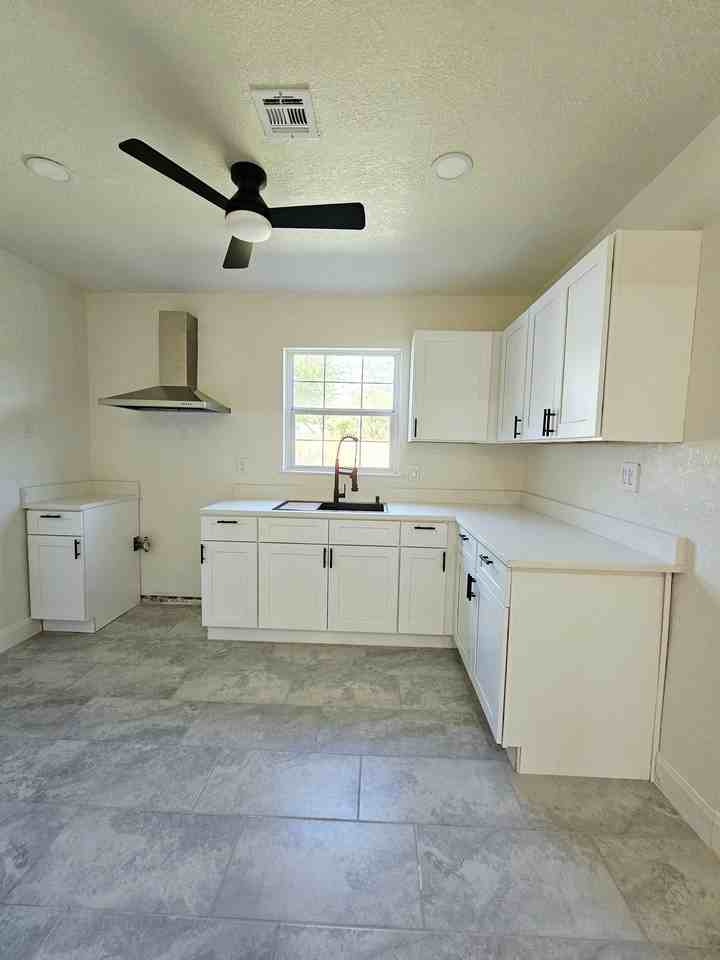 323 Cresham Dr - Photo 3 of 10