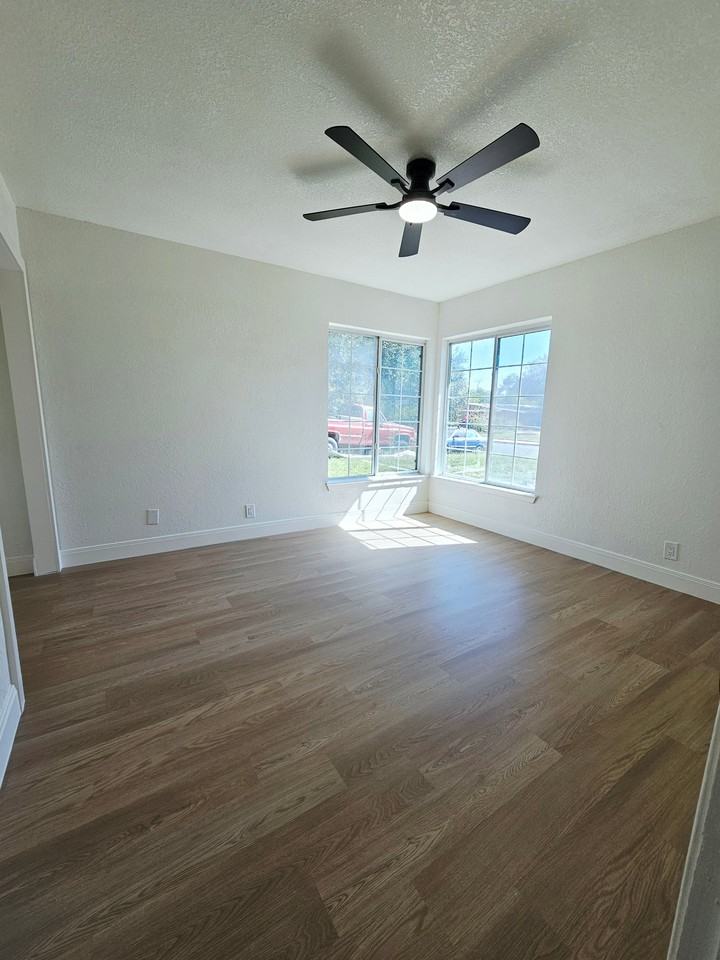 323 Cresham Dr - Photo 4 of 10