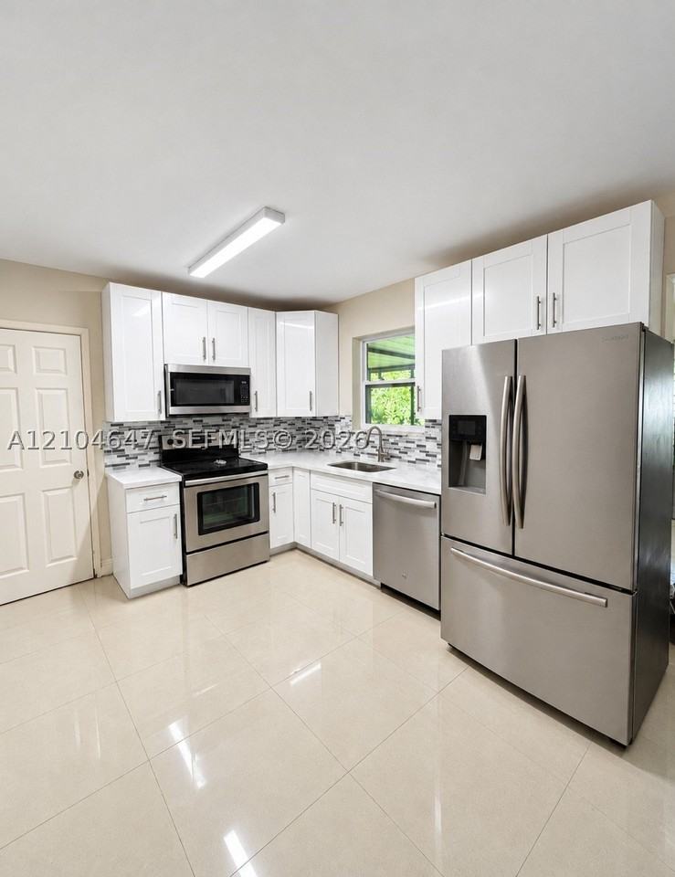 7421 Meridian St - Photo 2 of 3