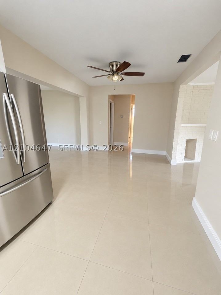 7421 Meridian St - Photo 3 of 3