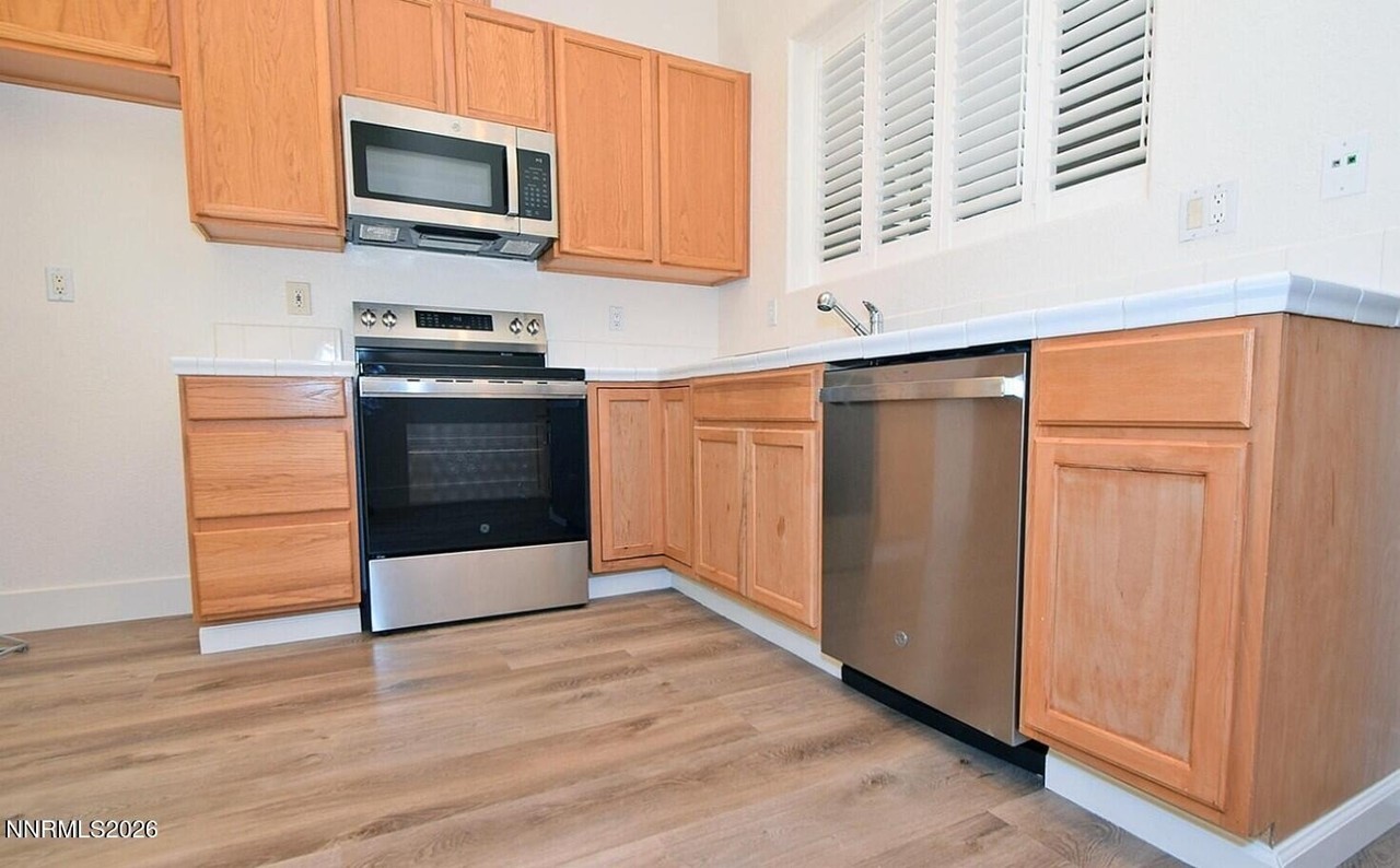 1895 Cambridge Hills Ct - Photo 2 of 21