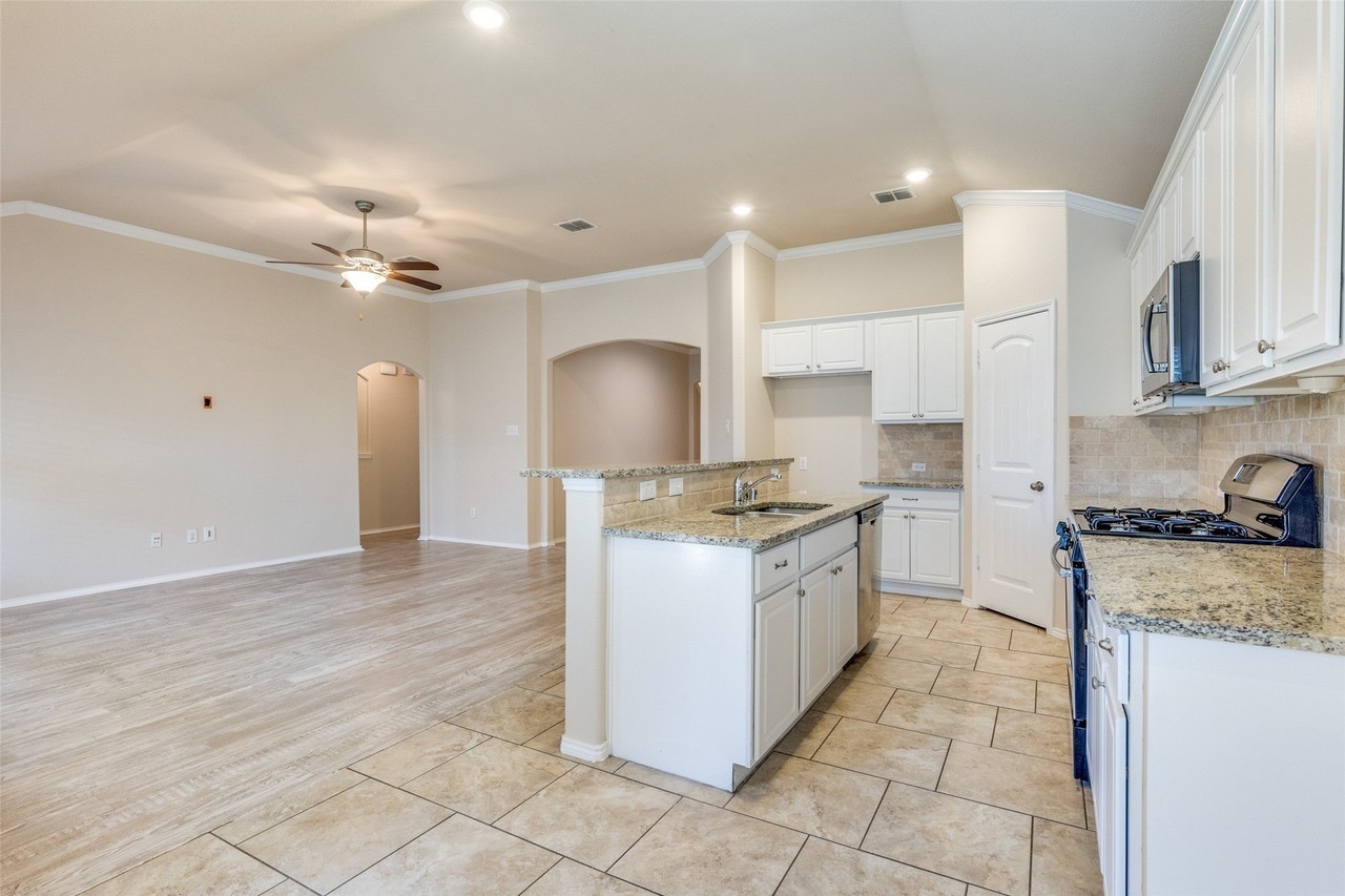 520 Pollyann Trl - Photo 6 of 23