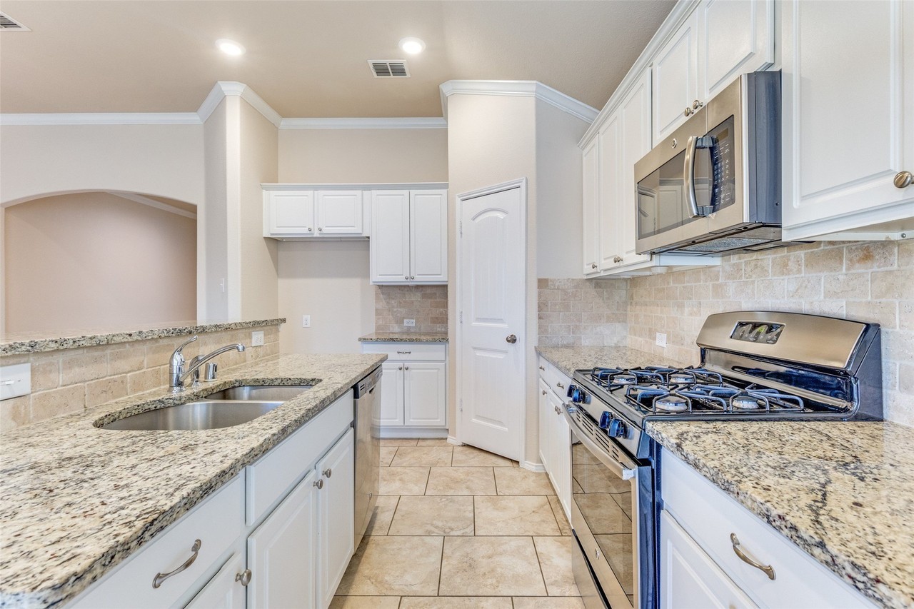 520 Pollyann Trl - Photo 7 of 23