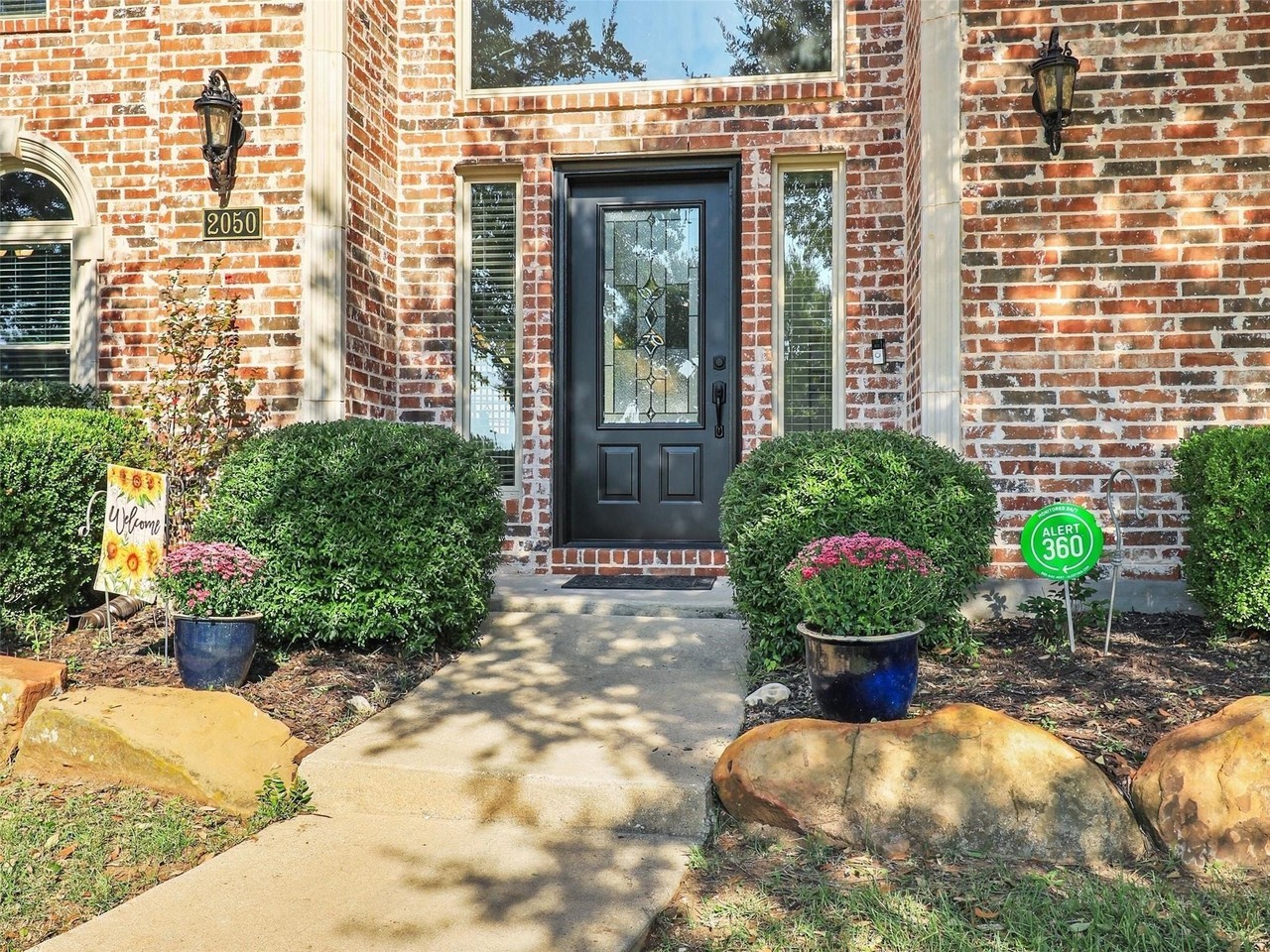 2050 Sleepy Hollow Trl - Photo 3 of 40