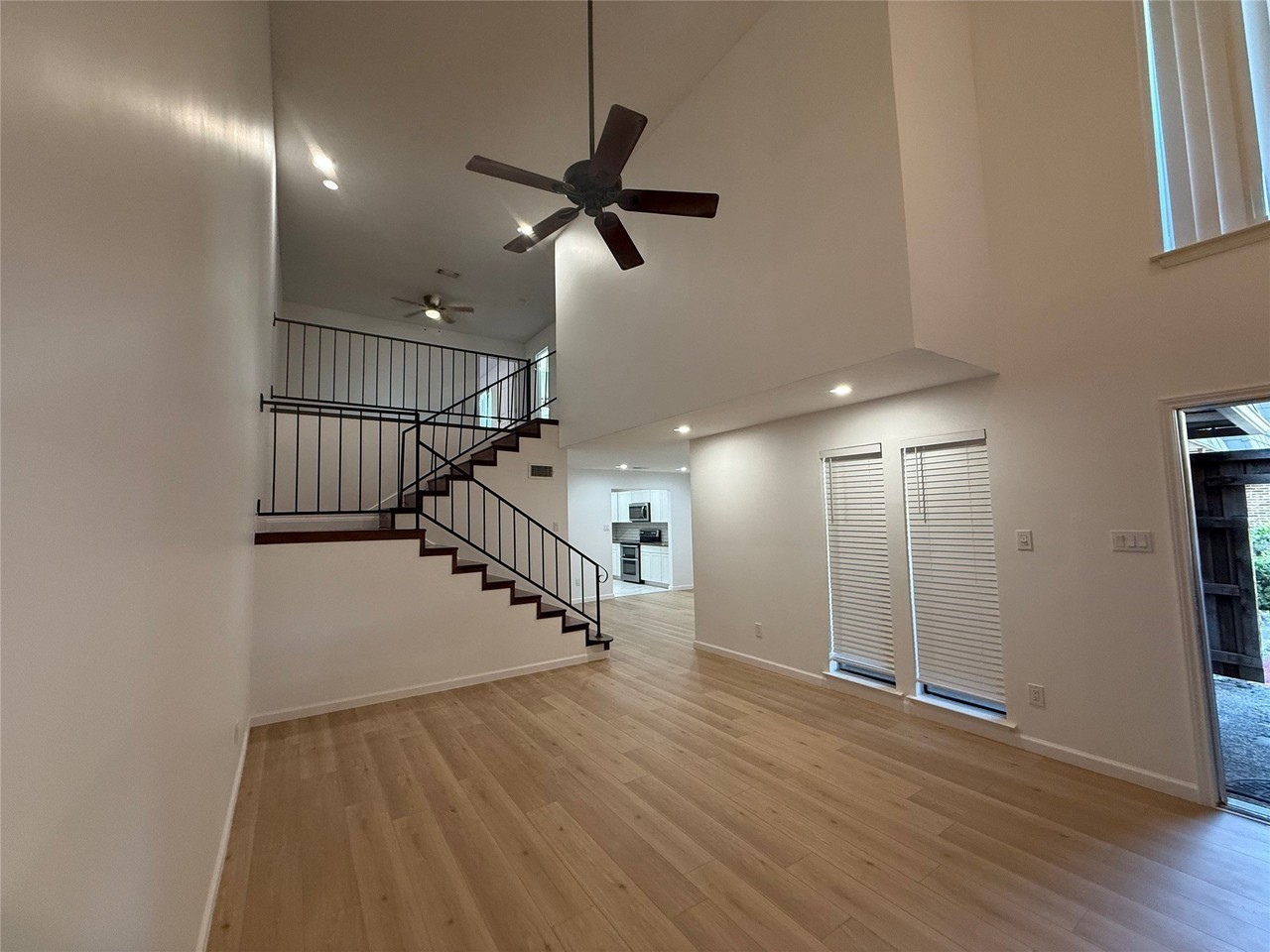 207 E Harwood Rd #18 - Photo 3 of 31
