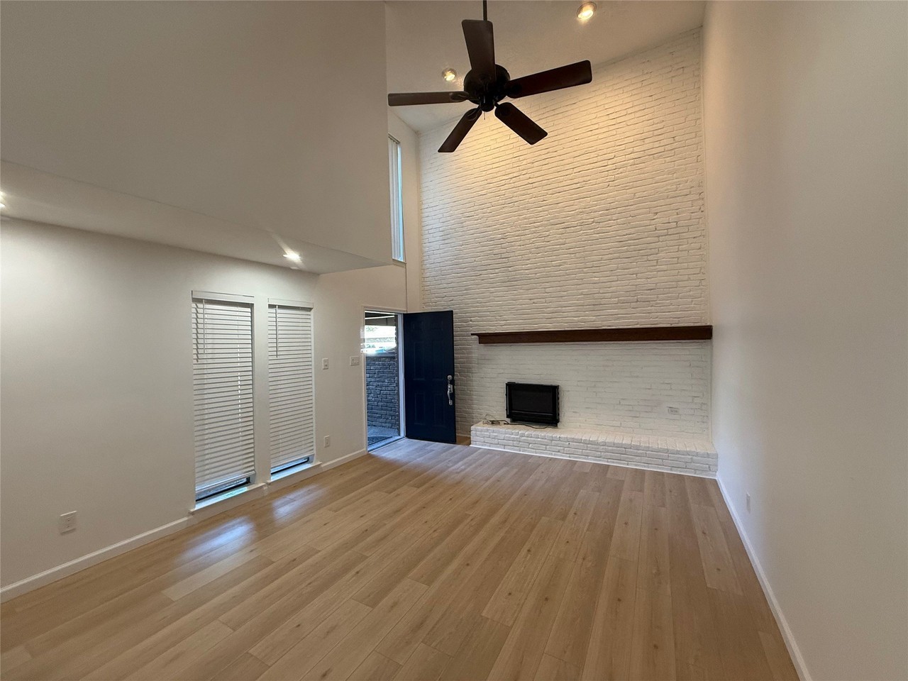 207 E Harwood Rd #18 - Photo 4 of 31