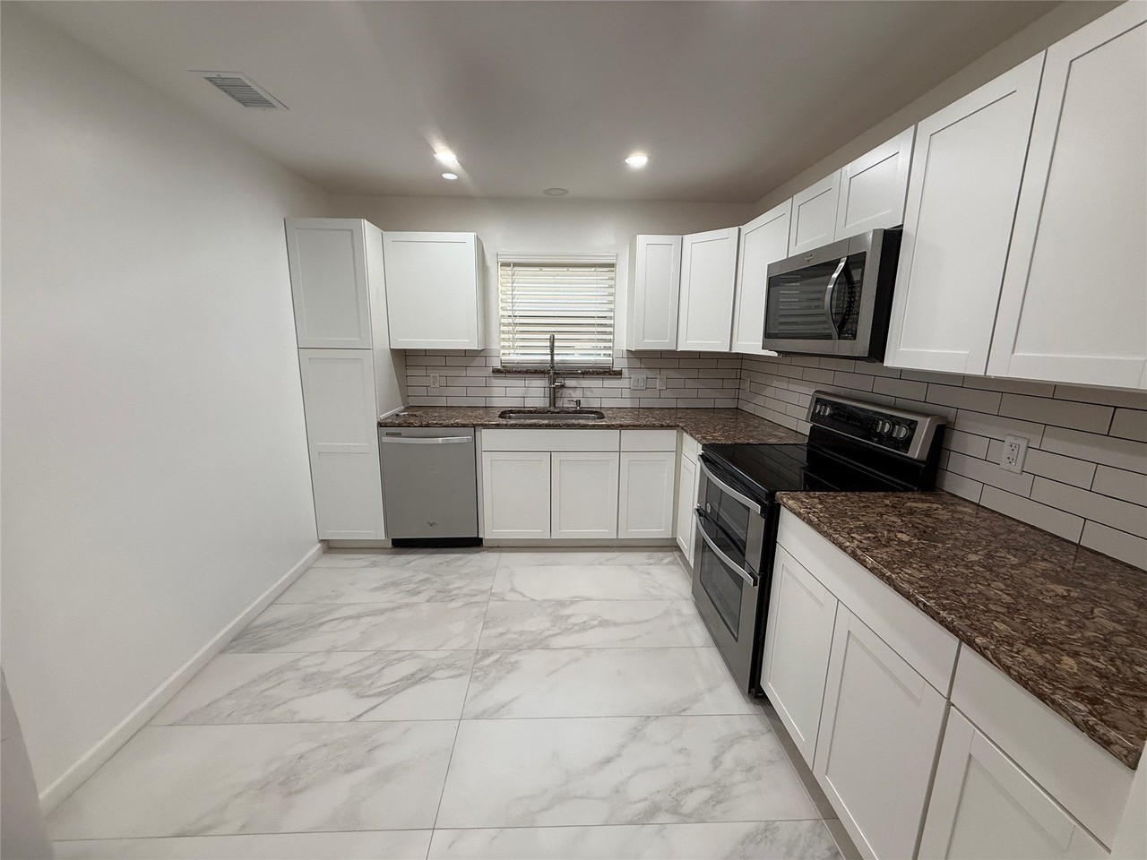 207 E Harwood Rd #18 - Photo 6 of 31
