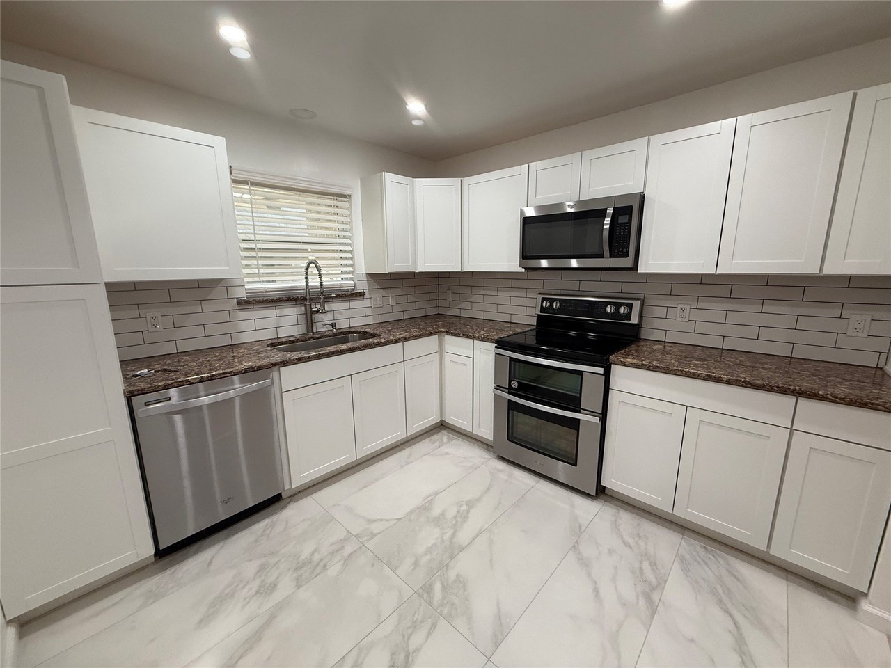 207 E Harwood Rd #18 - Photo 7 of 31
