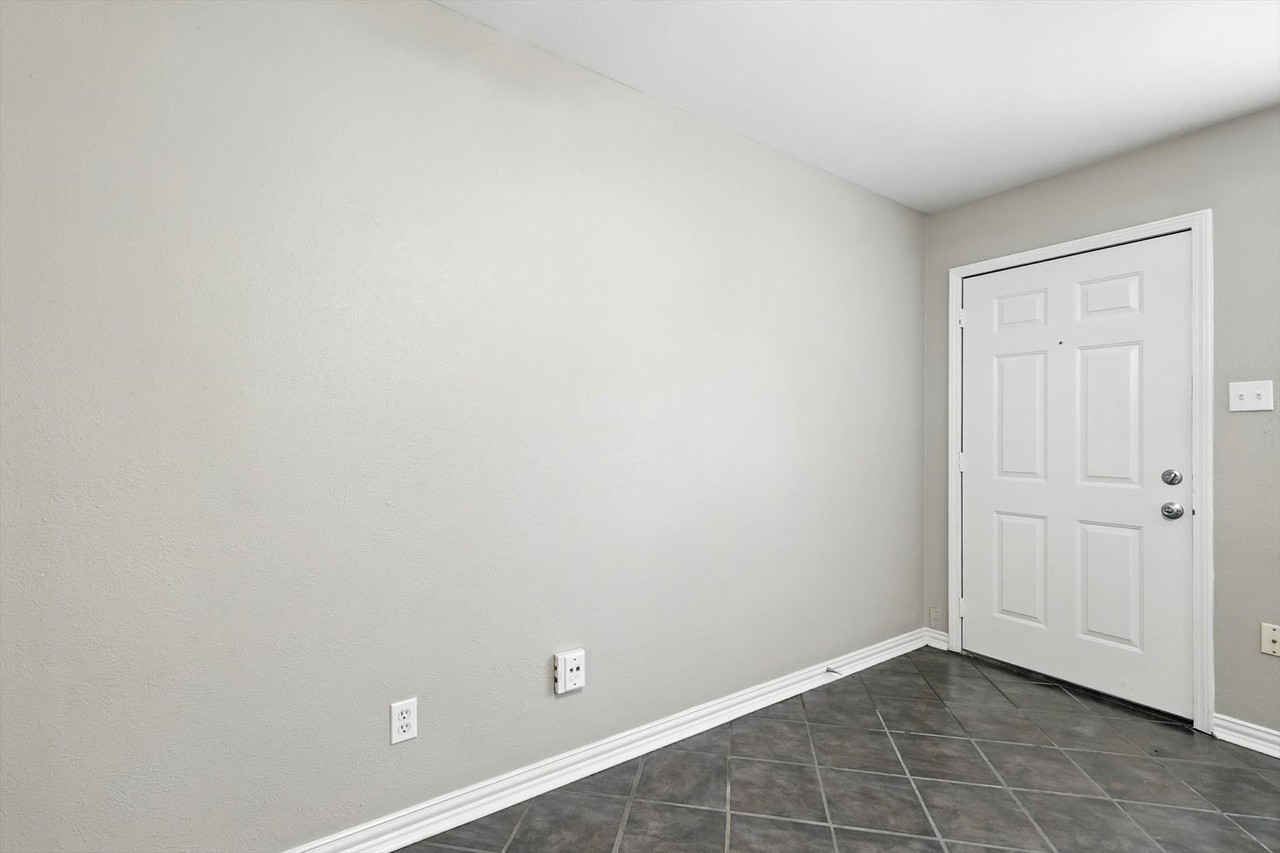 106 Tarrant Dr - Photo 5 of 28