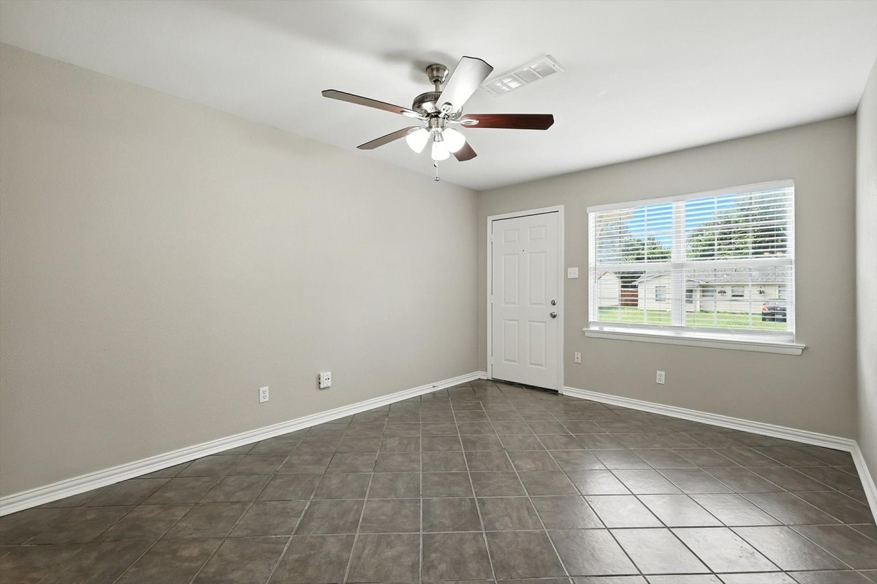 106 Tarrant Dr - Photo 7 of 28