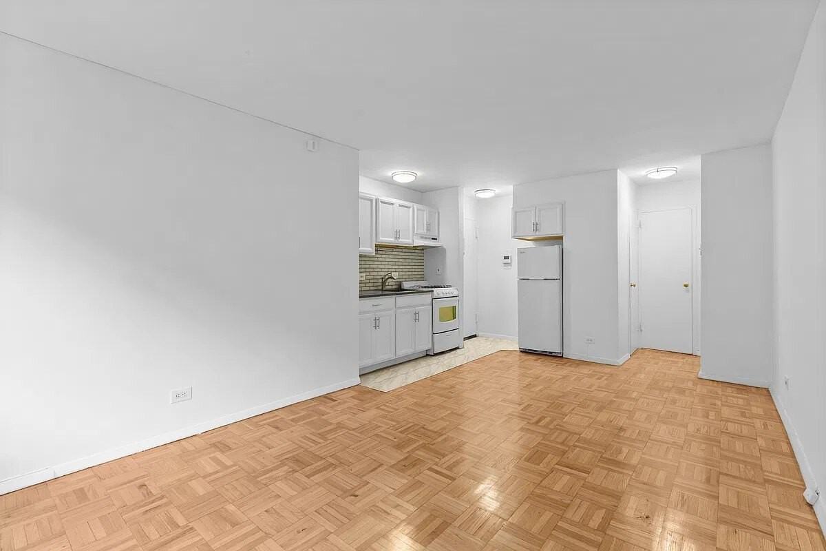 110 E 36th St - Photo 4 of 8