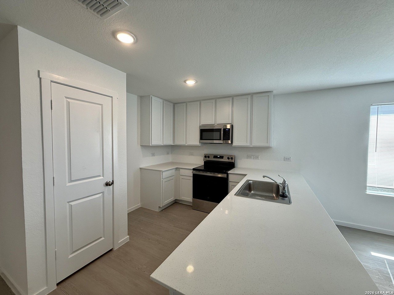 3211 Gilbert Gdn - Photo 6 of 32