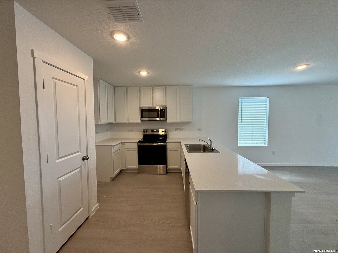 3211 Gilbert Gdn - Photo 7 of 32