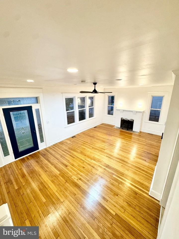 2117 Lorraine Ave - Photo 5 of 19