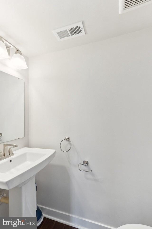 4719 Vona Ln - Photo 4 of 32