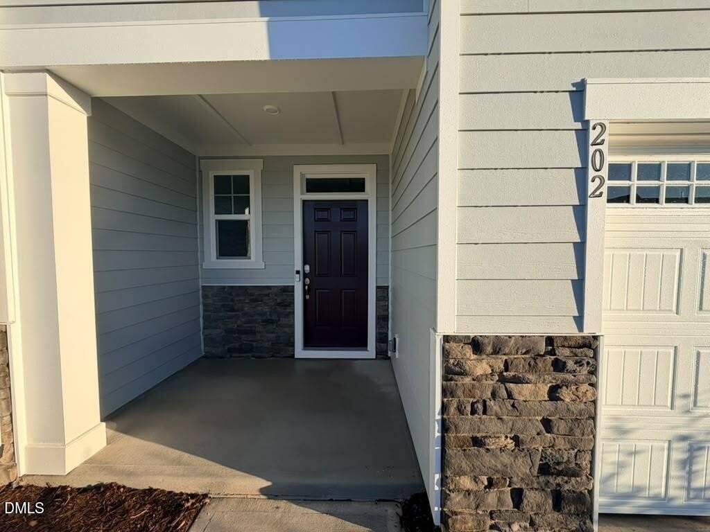 202 Deercroft Dr - Photo 3 of 34