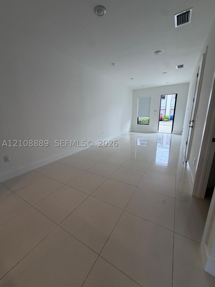 10424 Sw 118th Ave #10424 - Photo 2 of 13