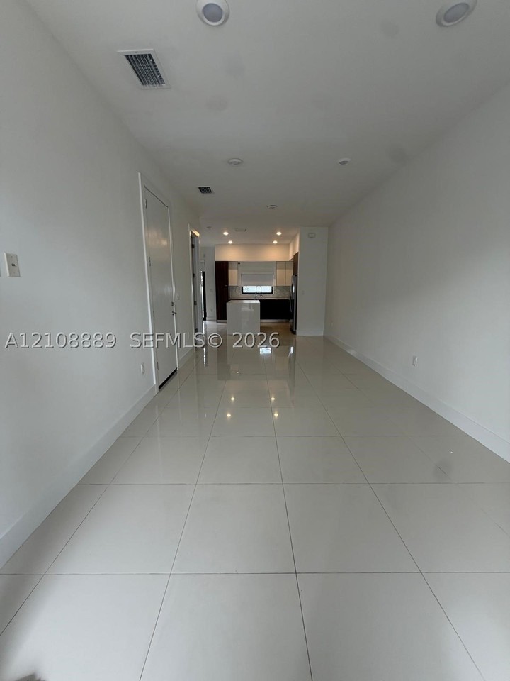 10424 Sw 118th Ave #10424 - Photo 3 of 13