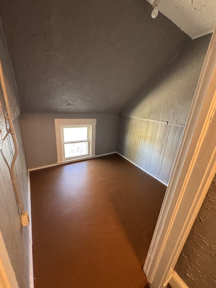 10810 Shale Avenue - Photo 4 of 8