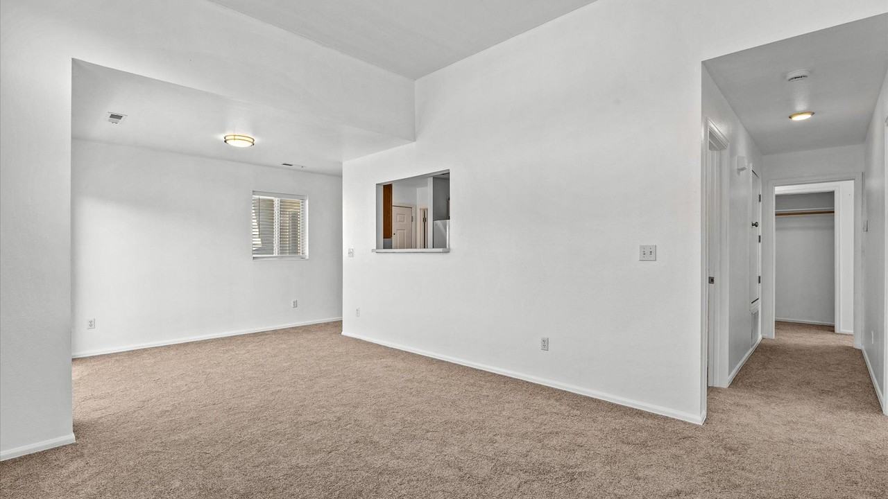 575 Redcliff Cir - Photo 2 of 10