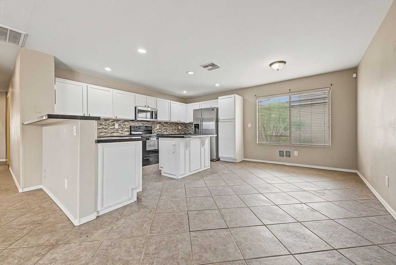 43540 W Bedford Dr - Photo 3 of 19
