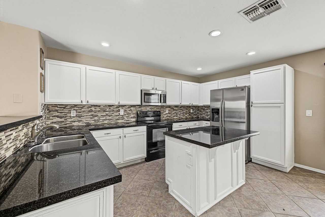 43540 W Bedford Dr - Photo 4 of 19
