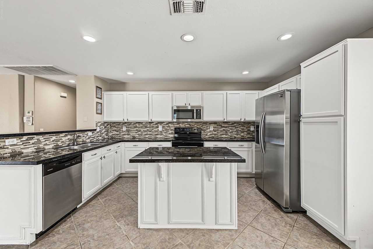 43540 W Bedford Dr - Photo 5 of 19