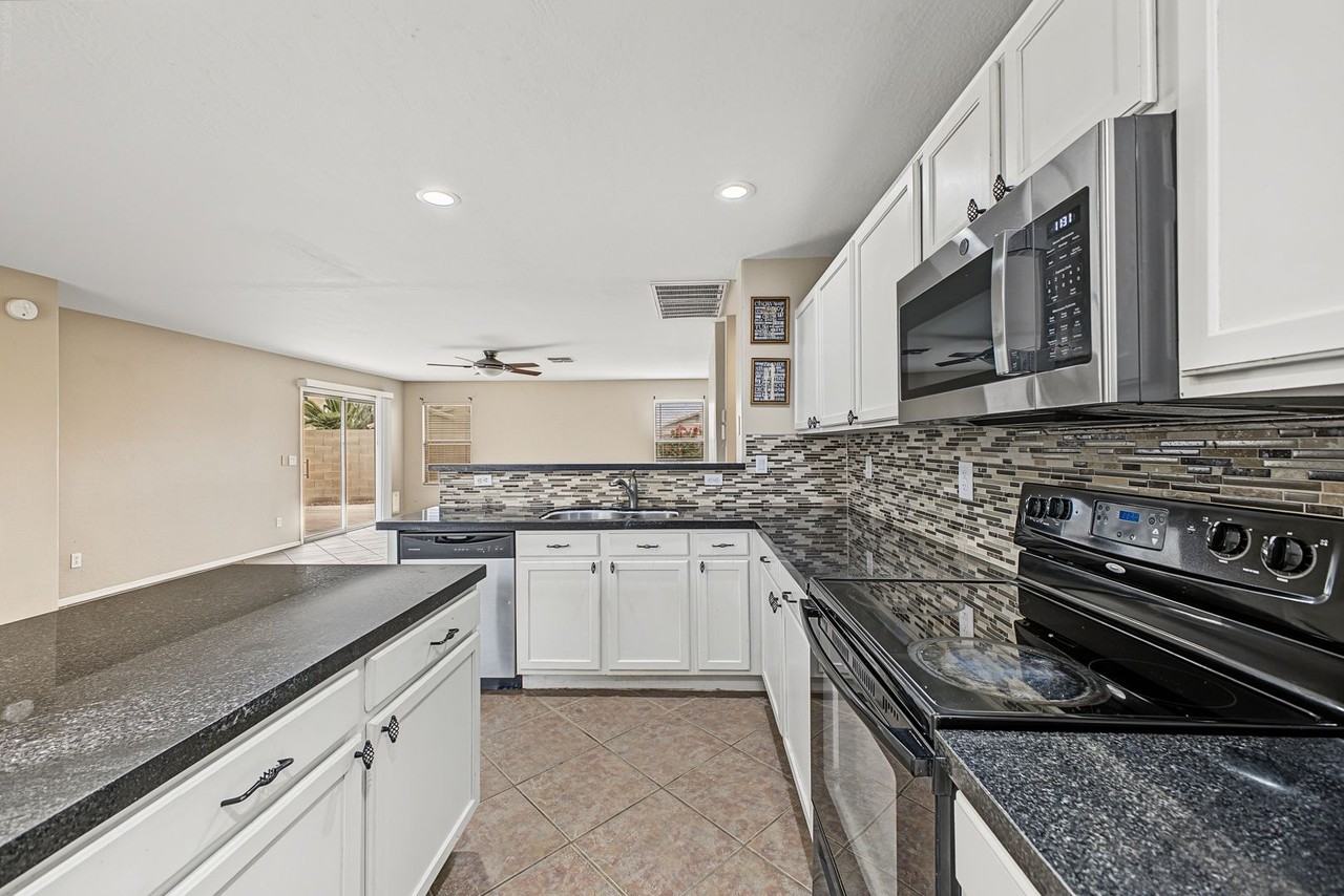 43540 W Bedford Dr - Photo 6 of 19