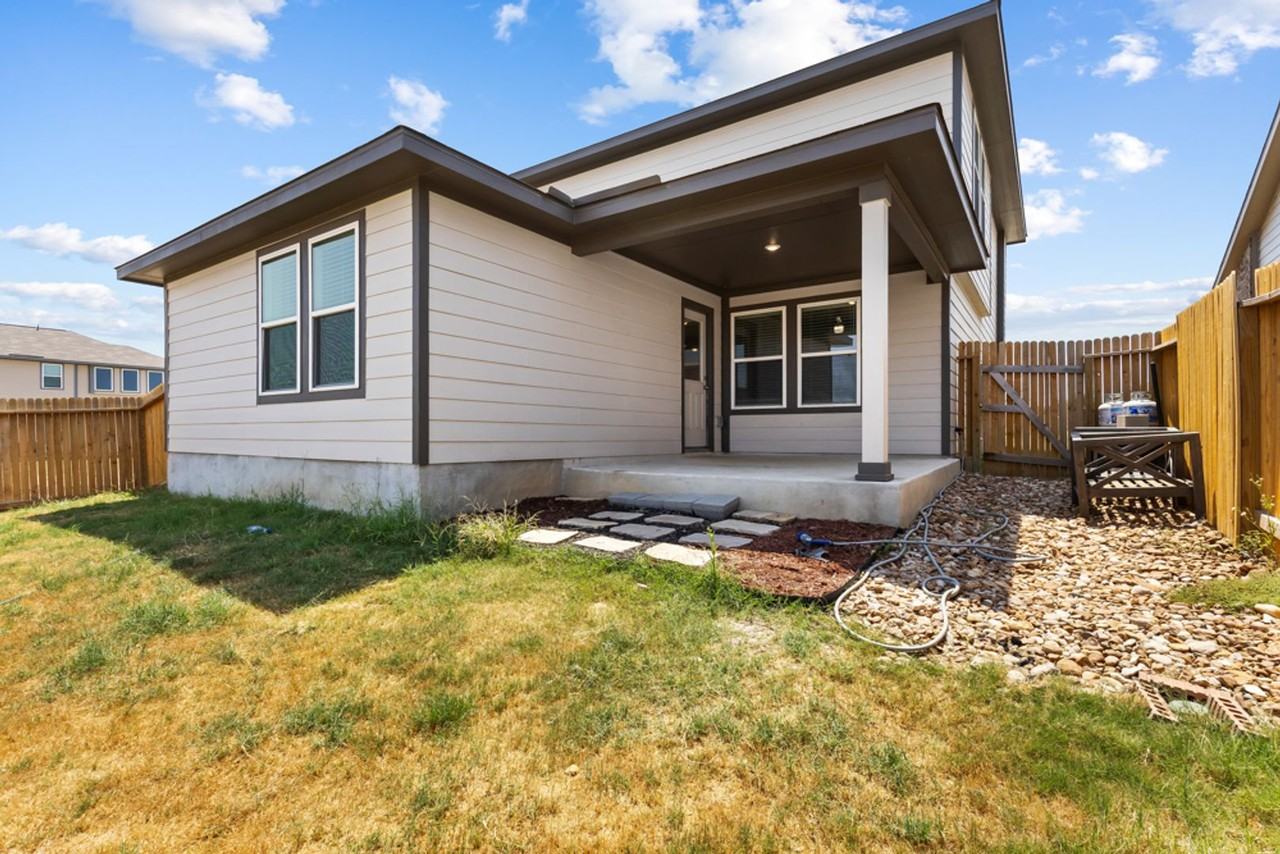 11221 Hollinger Cir - Photo 3 of 25