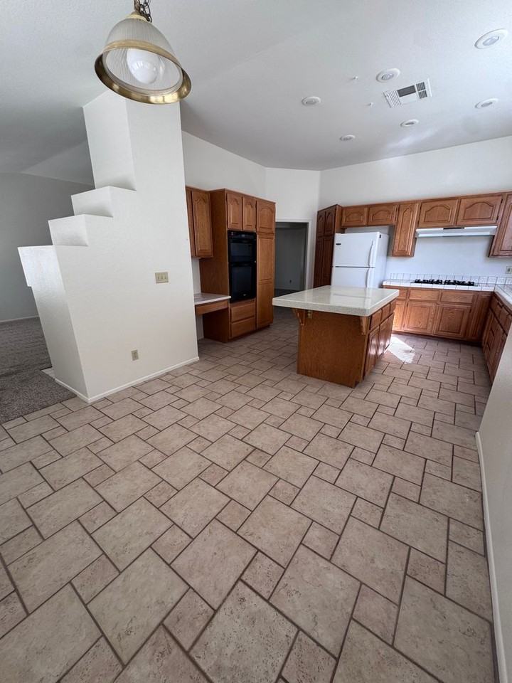 1650 Riviera Ct - Photo 3 of 20