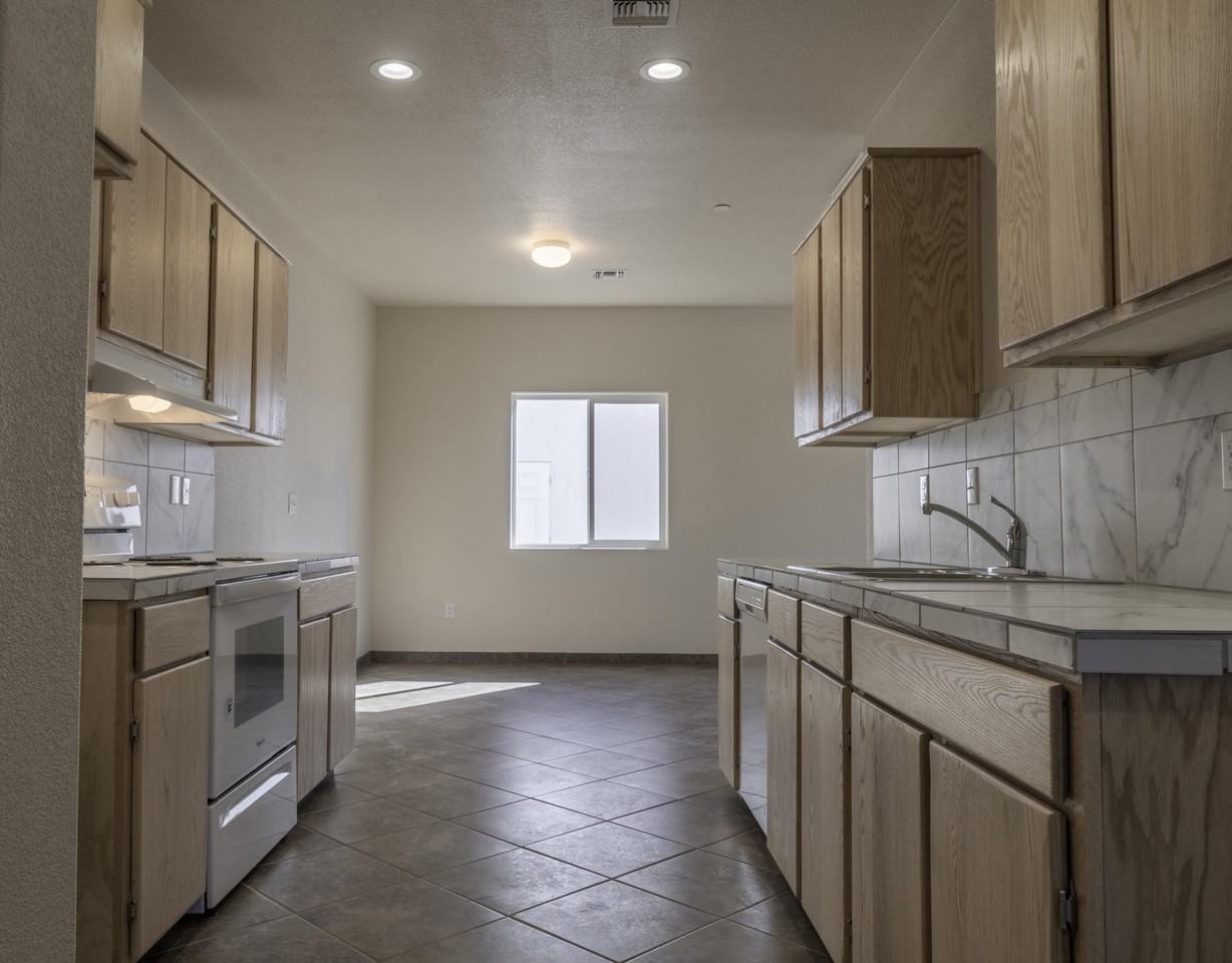 2878 Jamaica Boulevard S. - Photo 3 of 9